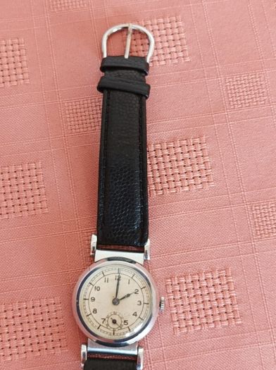 very old manual Foreign watch. Leather strap. Working. Beautiful 15 Jewels manual wind movement Swiss made .