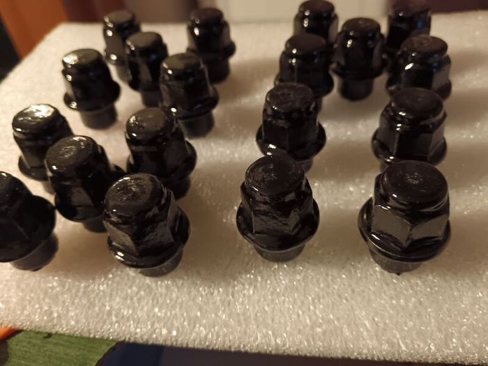 19 Bolt/Nut Version Cap Nut, with lockwasher M12 x 1,5 Internal Thread Size they are fresh  paited fits Toyota and many others  alloys