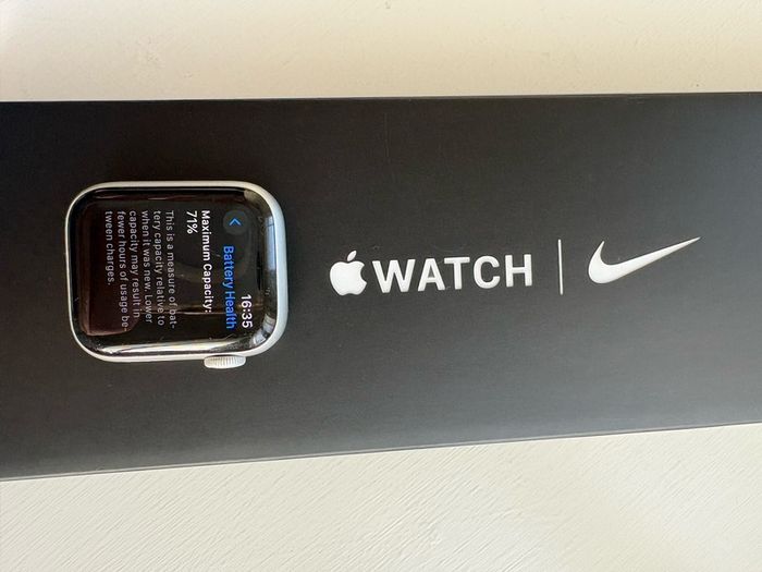 Apple Watch Nike Series 5 (40mm, Silver Aluminium) Boxed (Model A2092)