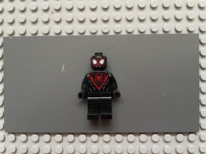 lego super heroes sh0540 Spider-Man (Miles Morales) minifigure- Red Webbing on Head, Black Hands