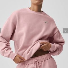 alo accolade sweatshirt in vintage pink