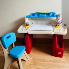 Kid's table and chair