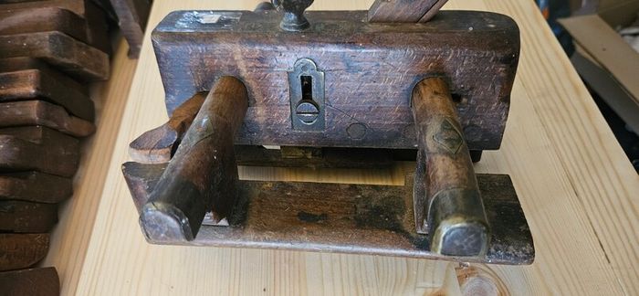 Mathieson plough plane and 17 moulding planes