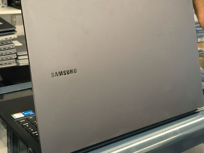 SAMSUNG Galaxy Book2 Laptop, Ultrafino, 15.6 inch FHD LED, 12th Gen Intel Core i5, Intel Iris Xe, RAM 8GB , 256GB NVMe SSD, Windows 11 Home