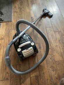 Powerful 1400W vacuum cleaner