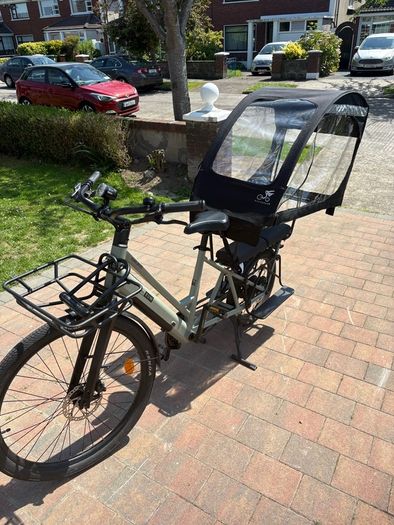 Kuma cargo bike with cover