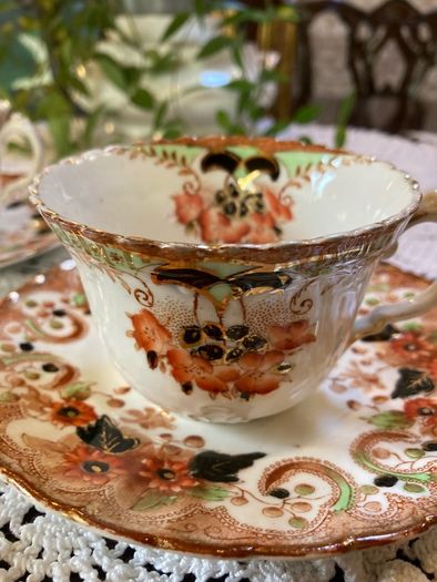 2 vintage cups with plates