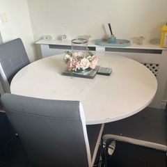 table an chairs