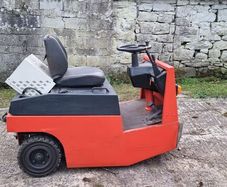 tow tractor / tugger