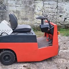 tow tractor / tugger