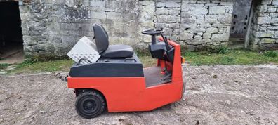 tow tractor / tugger