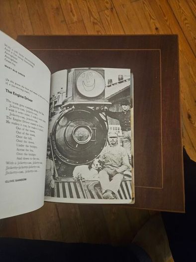 O Links 1. The Gift. A First Continuation Reader By Frank Murphy. First Edition 1976 Paperback In Good Condition.  See Photos For Condition.