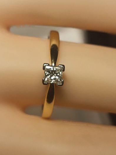 18ct Gold Vintage Refurbished Petite Diamond Solitaire Ring