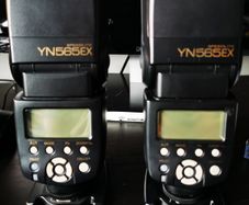 2 x YN 565  EX speedlight for Nikon.