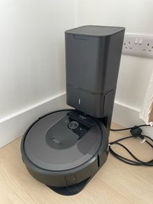 Roomba i7 vacuum cleaner