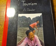 Tourists and Tourism. A Reader. Sarah Bohn Gmelch.