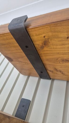 Solid wood shelves, incl. heavy duty metal brackets