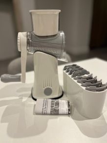 Manual rotary grater in very good condition