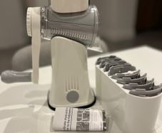 Manual rotary grater in very good condition