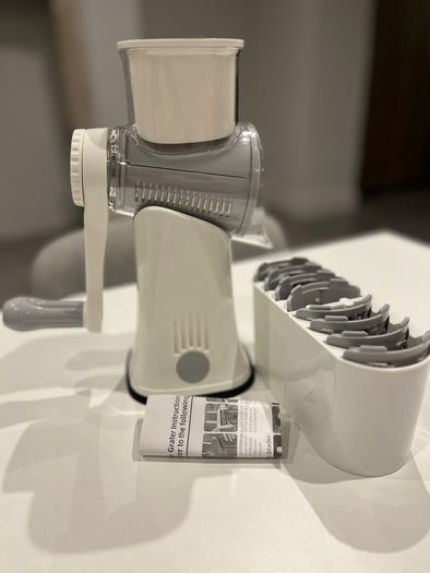 Manual rotary grater in very good condition