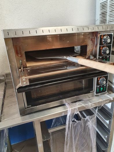 Commercial pizza oven