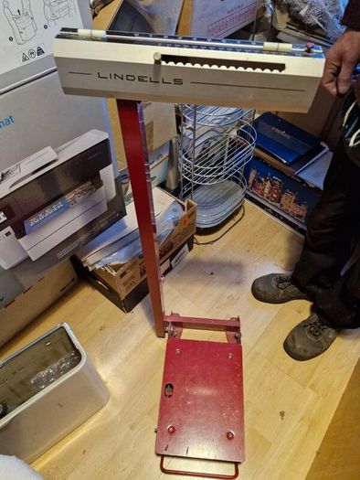 Medical weighing scales