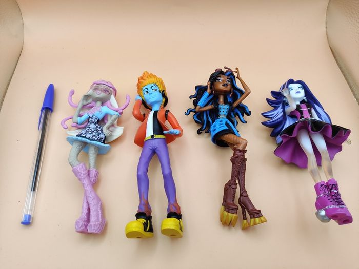 Monster High RBA Magazine Figure Bundle