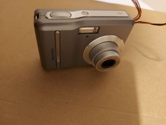 PENTAX 7 Megapixels Digital Camera, takes 2 AA Batterys, works fine, in very good cosmetic condition