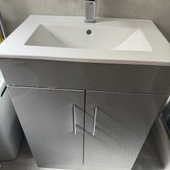 600mm Bathroom sink and basin (see pictures)