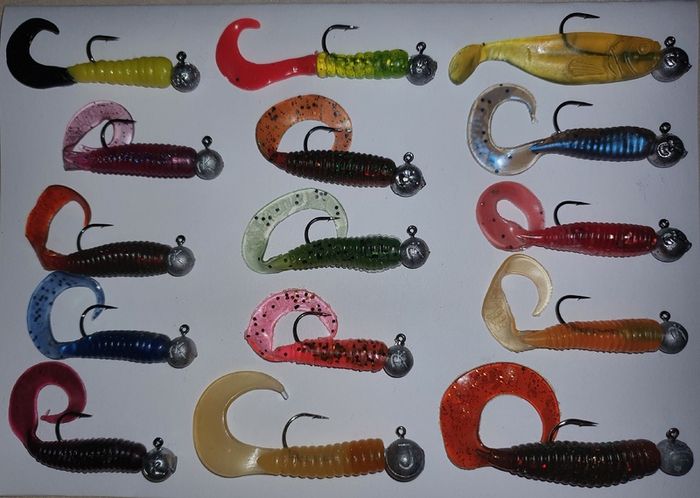 No#9 - New - Set of 15pcs mix colour Mini soft lures 4,5-5cm and 7cm on jig heads No 1, 1/0 and 2/0 - Pike Perch Trout Salmon Bass Cod Pollock
