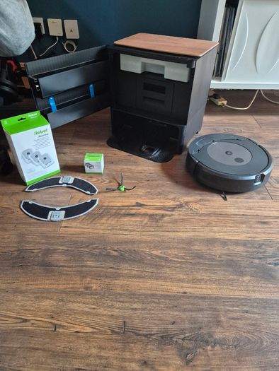 iRobot Roomba Combo j9+ | Self-Emptying Vacuum & Mop | Excellent Condition