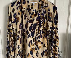 NWOT NEXT ladies v neck top size m