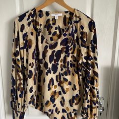 NWOT NEXT ladies v neck top size m