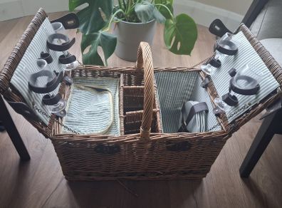 Wicker picnic basket