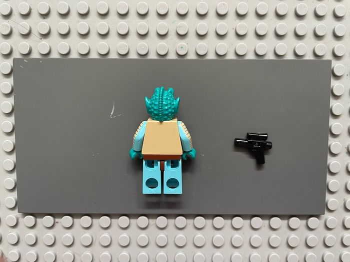 lego Star Wars sw0110 Greedo minifigure- Tan Vest, Sky Blue Legs