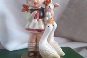 Vintage 1950s Porcelain girl figuerine.