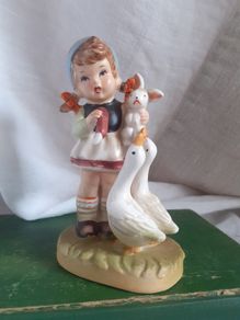 Vintage 1950s Porcelain girl figuerine.