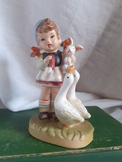 Vintage 1950s Porcelain girl figuerine.