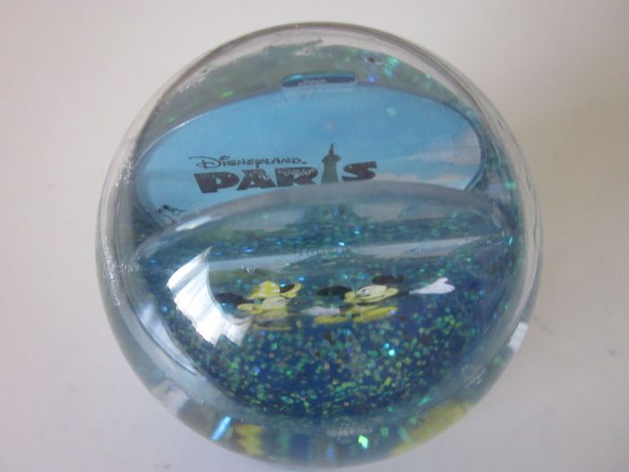Disneyland Paris Plastic 1990s VINTAGE SNOW GLOBE, Mickey & Minnie Mouse Snow Globe.