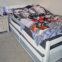 Single bed with pull out bed