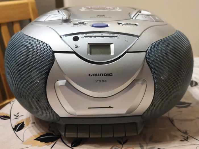 Radio / CD / Cassette Boombox Grundig SCD 888, China.