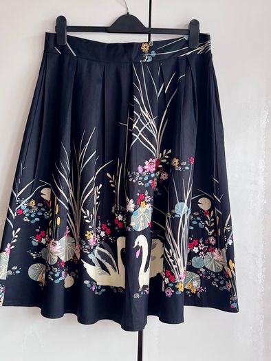 Black Swan Print Knee Length Skirt | Floral & Nature Design | Size 14 Approx