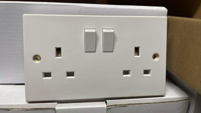 Twin Switched White Socket 13A