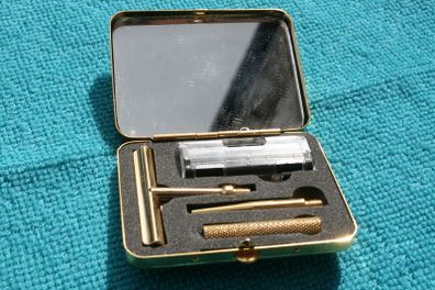 Vintage Travel Shaving Set From The 1950's In The Original Box And In Fine Condition Size:5 X 6.5cm