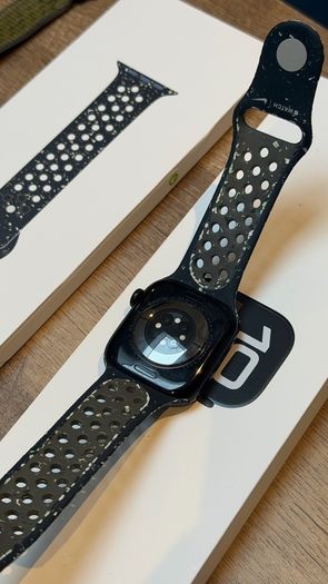 Apple Watch Series 10 42mm Jet Black Aluminum GPS