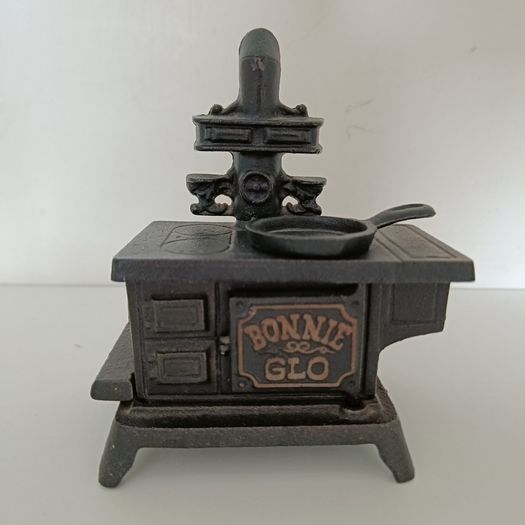 Vintage Bonnie Glo Miniature Cast Iron Stove - Cast Iron Collectible