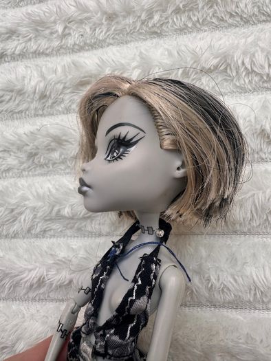Mattel Monster High Skull Shores 2008 Black and White Frankie Stein Glue Hair Legs a bit loose (between body and legs) Used Please see photos