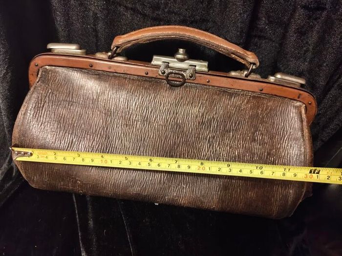antique Gladstone doctors bag
