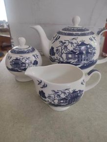 The Maureen O'Hara Willow Bone China Collection for Newbridge Silverware willow pattern tea set as new.