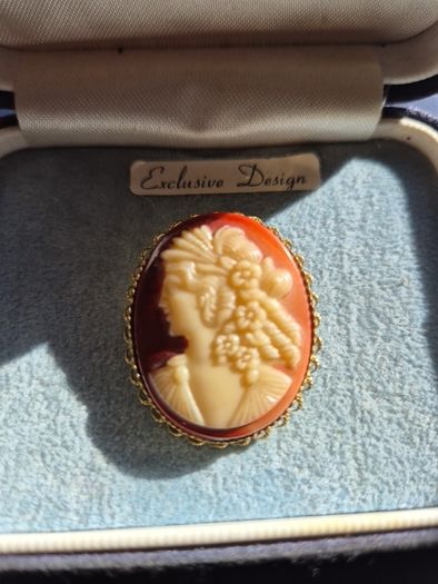 Vintage Cameo Brooch